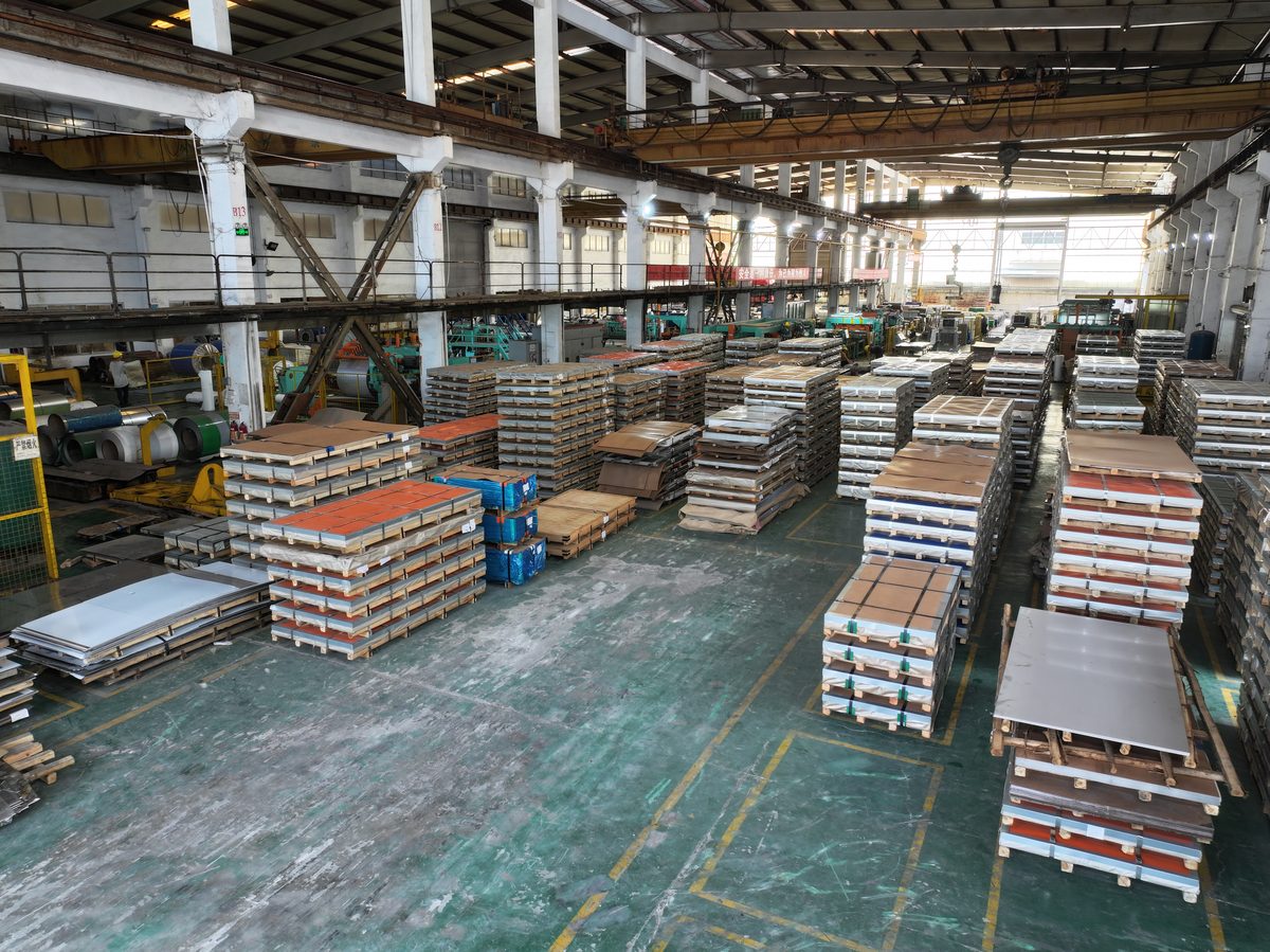 Sheet and plate warehouse served by overhead crane
