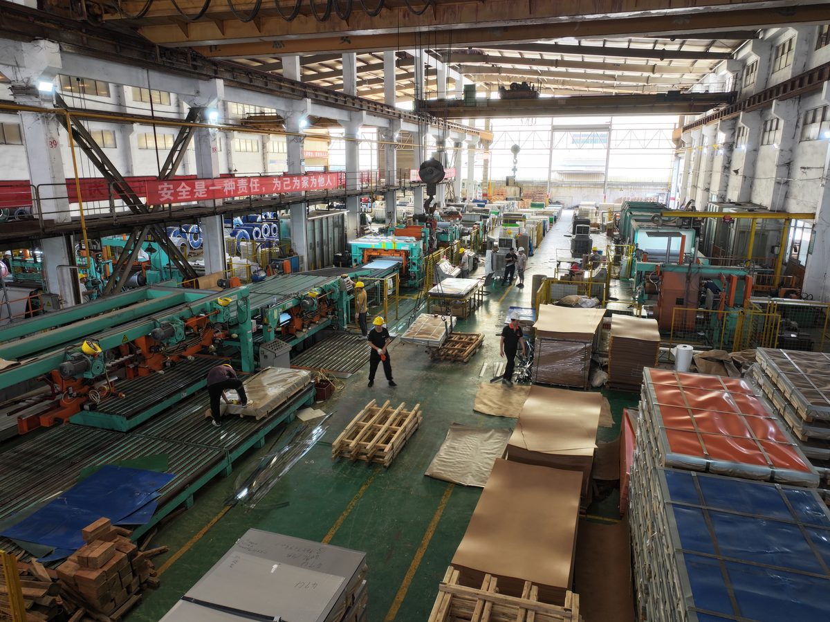 Leveling and cut-to-length line with overhead crane
